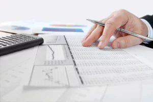 Analyse de documents financiers avec une calculatrice et un stylo