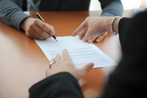 Signature d'un accord entre partenaires autour d'une table