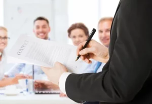 Présentation d'un contrat à des partenaires lors d'une réunion